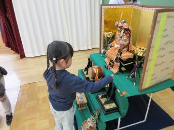 五月人形を飾るお手伝いをしている様子