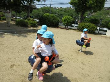 公園の遊具で友達と一緒に遊んでいる様子