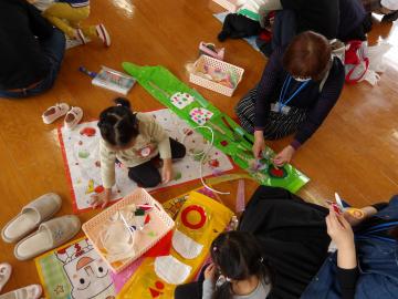 室内でこいのぼりを作っている園児たちの様子