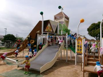 付城公園の遊具で遊んでいる園児たちの様子