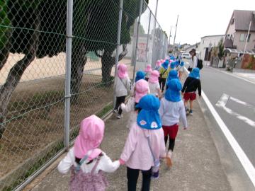 4歳児と5歳児が手をつないで付城公園に向かっている様子