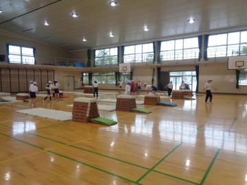 5年生が跳び箱をしている様子