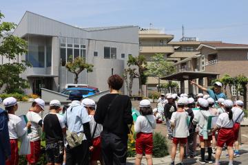 公民館前に集まっている写真