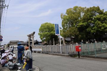 お寺の前で集まっているところの写真