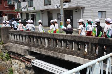 外堀川にかかる橋を渡るところの写真