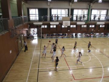 女子バスケットの試合で躍動する選手たちの様子