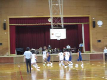 男子バスケットの試合で躍動する選手の様子