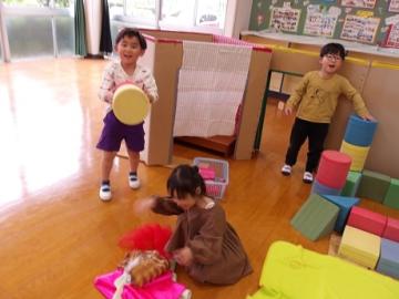 幼児が室内でダンボールハウスをつくる様子