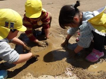幼児がどろんこ遊びをする様子