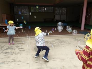 幼児がシャボン玉をする様子