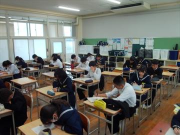 避難訓練の感想を書いている様子