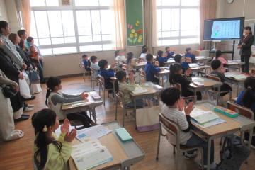 1年生がリズムをとりながらあいうえおを学習をしている様子