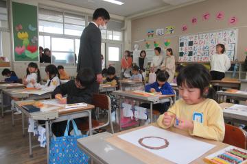 1年生が一人一人自由にイメージしたおひさまを描いている様子