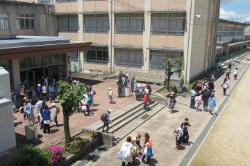 引き渡し訓練のあと親子で下校する様子