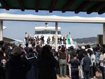 坊勢島を離れる風景です