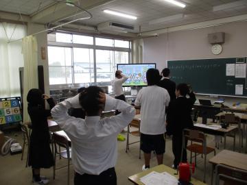 ダンスで単語を覚える生徒の様子