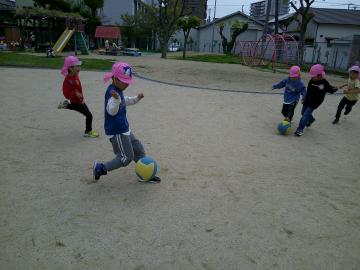 サッカーをしている様子