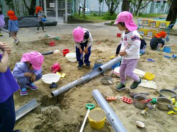 砂場で遊んでいる様子
