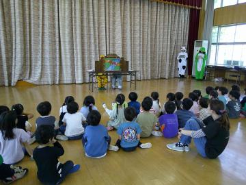租税教室で紙芝居を見ている様子