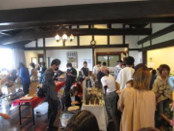 イベントでにぎわう地域の人々の様子