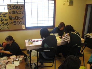 カードづくりに参加する生徒の様子