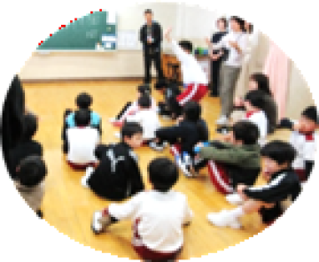 進級式で自己紹介する様子
