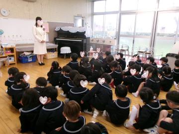 室内で4歳児と5歳児が進級式に参加している様子