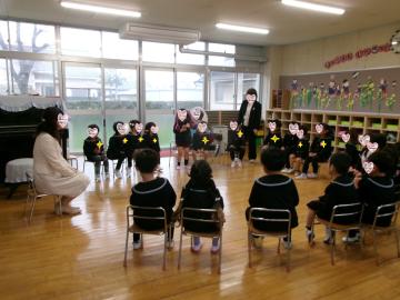 室内で5歳児が自己紹介をしている様子