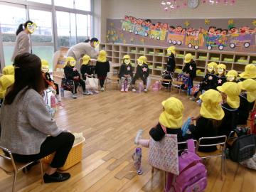 室内で4歳児が先生の話を聞いている様子