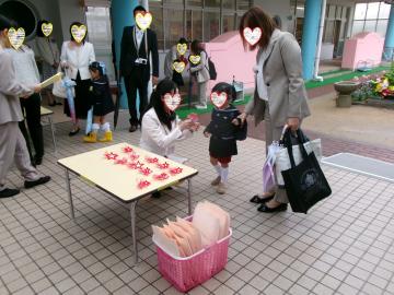 園内で新入園児が入園式に参加している様子