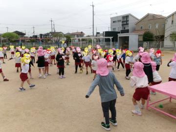 園庭で3歳児、4歳児、5歳児が朝の体操をする様子