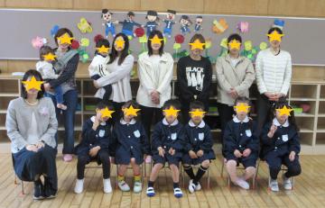 5歳児ぶどう組保護者と一緒に記念撮影