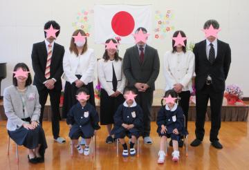 入園式で保護者と一緒に記念撮影する4歳児いちご組の子ども達