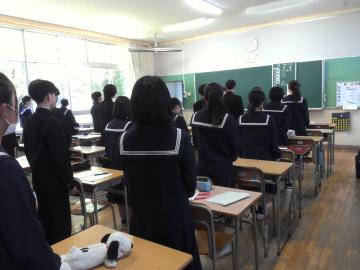 3年2組の生徒が教室で、学活をしているようす