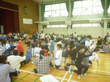 今年から四郷学院に来られた副校長先生を全校生で探す場面も見られました。