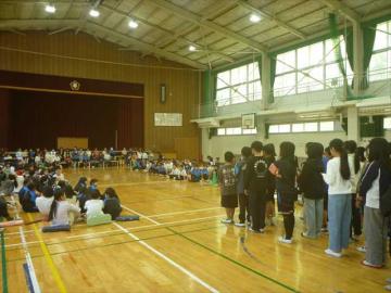 6年生は学校紹介をしました。劇を含めながら紹介する工夫も見られました。
