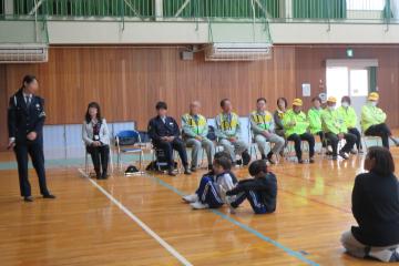 体育館で交通安全について話を聞く1，2年生