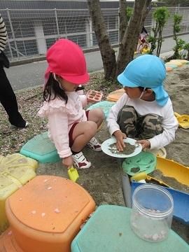 砂場で仲良く遊ぶ園児たちの様子