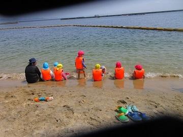 浜辺で座っています
