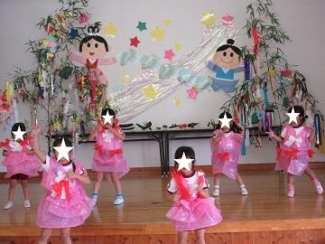 衣裳を着てダンスを踊っています