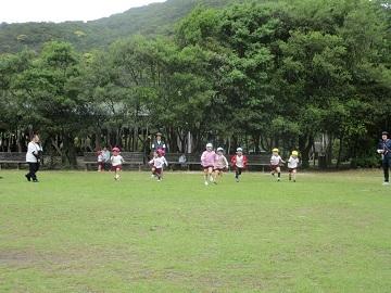 広場でかけっこ