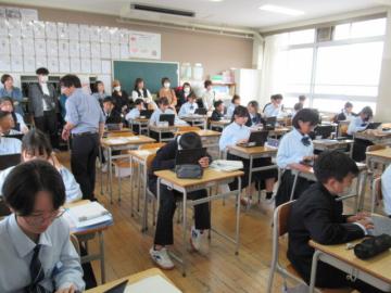 授業参観の様子です。生徒たちはやや緊張気味です