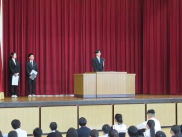 教育実習生一人ずつから挨拶をしていただきました