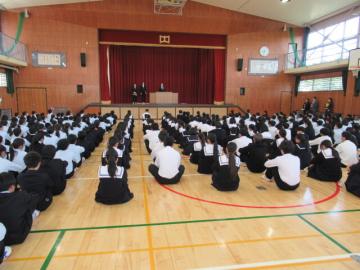 全校生みんなが、教育実習生の挨拶を聞き入っています