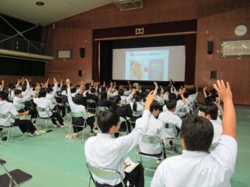 中身は同じジュースだけど、入れている容器の違いによってどちらを選ぶか手をあげているところ