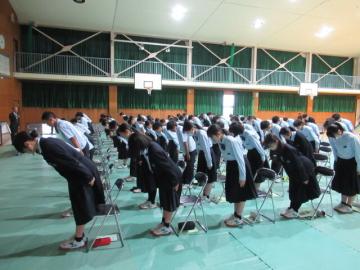 正しい姿勢や礼について、実際にやっている様子