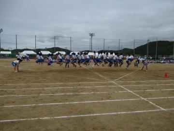 生徒会演技、大縄。縄を回すのも、飛ぶのも息を合わせて頑張っています。