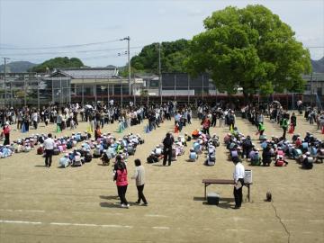 運動場に集合して引き渡しの準備をしています