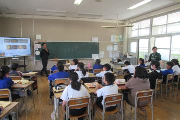 ALTの先生と英会話について学習している5年生の様子