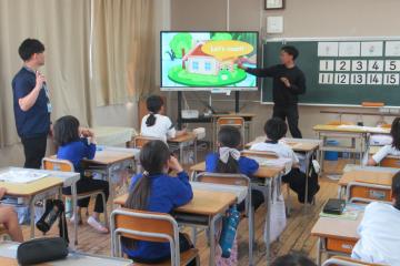 ALTの先生と外国語活動に取り組む3年生の様子